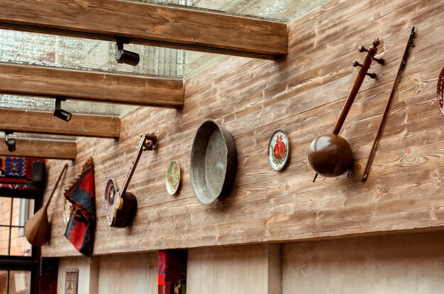 Pared decorada con instrumentos musicales tradicionales azerbaiyanos