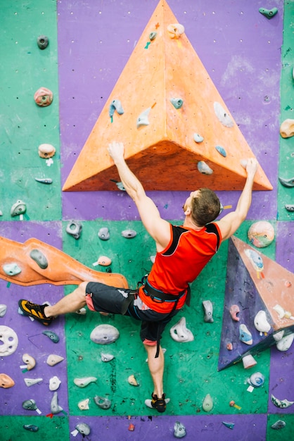 Foto gratuita pared de escalada deportiva