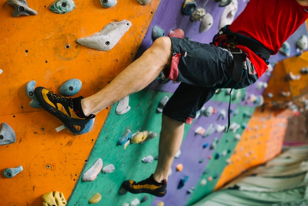 Foto gratuita pared de escalada de hombre de cultivo