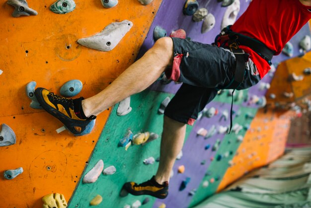 Pared de escalada de hombre de cultivo