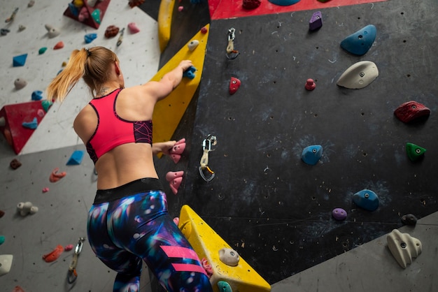 Foto gratuita pared de escalada de mujer de ángulo bajo