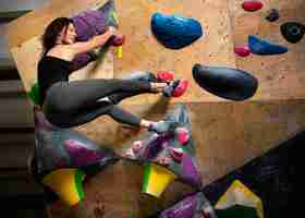 Foto gratuita pared de escalada de mujer de tiro completo