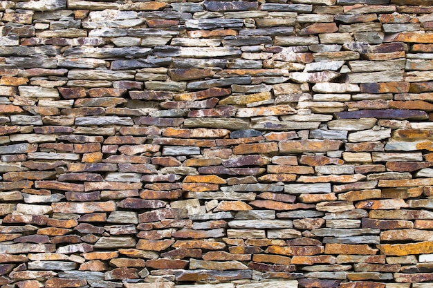 La pared está hecha de piedra triturada.