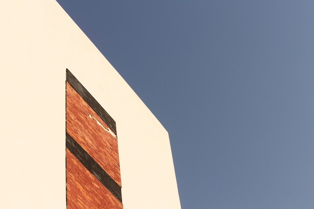 Pared exterior y cielo azul