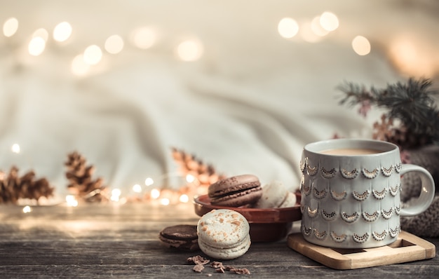 Pared festiva con taza y postre de macarrones.