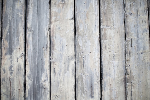 Pared hecha de tablones verticales de madera.