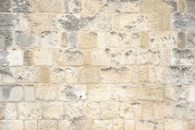 pared de ladrillo de color amarillo