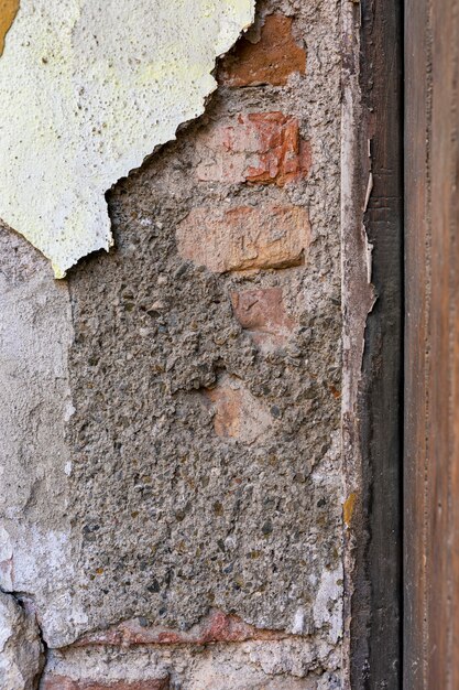 Pared de ladrillo a la vista con superficie de hormigón despegado