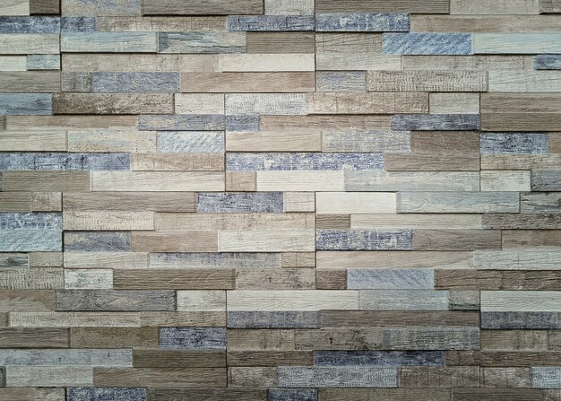 Pared de ladrillos de cemento con tonos beige y azul.