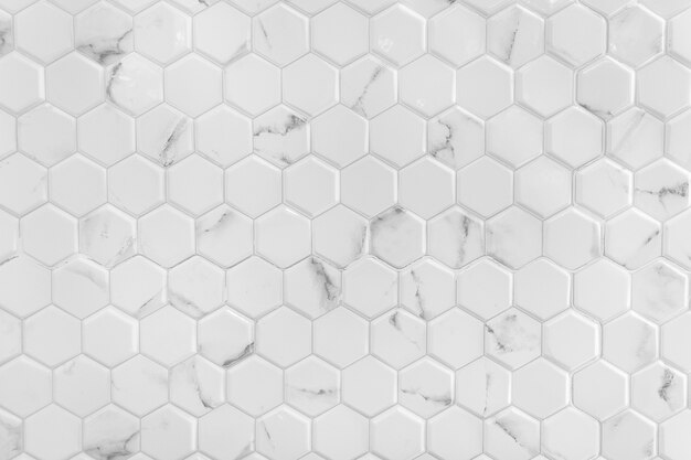 Pared de mármol blanco con patrón hexagonal