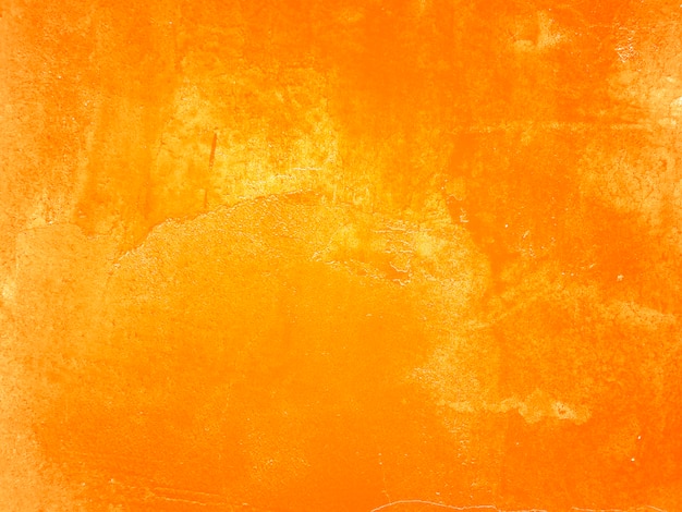 Pared naranja con grietas y pintura desconchada.