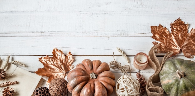 Pared de otoño con elementos decorativos y calabaza.