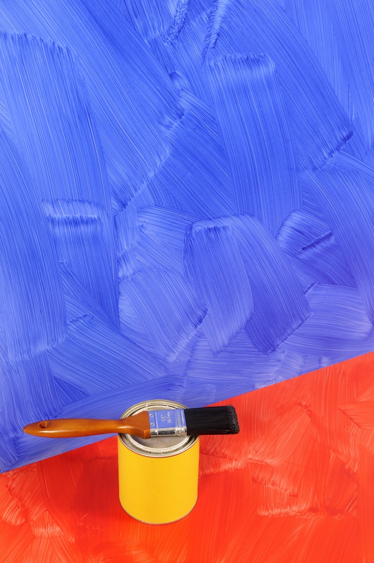 Foto gratuito pared pintada de azul con una lata de pintura