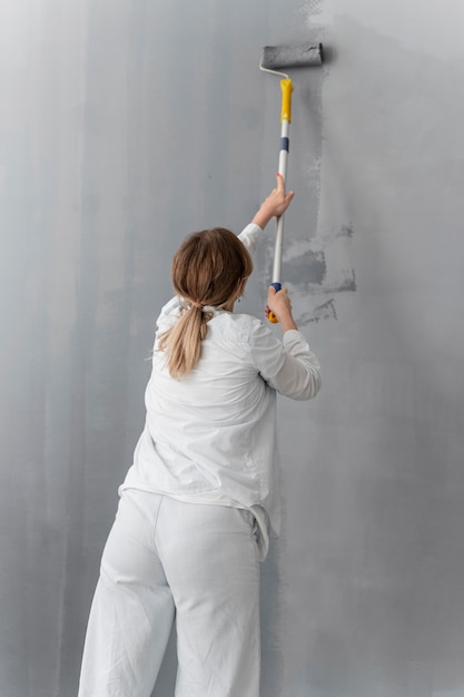 Pared de pintura de mujer de tiro medio