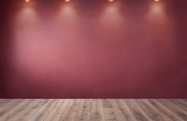 Pared roja con una fila de focos en una habitación vacía