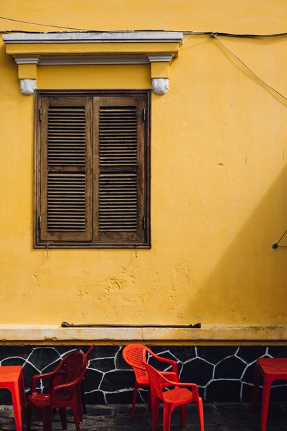 Pared y sillas en la calle en Hoi An, Vietnam