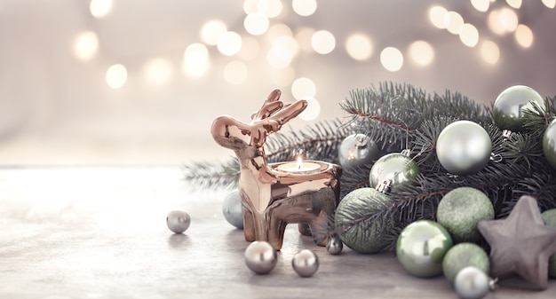 Pared de vacaciones de Navidad con candelabro, árbol de Navidad y juguetes de árbol de Navidad.
