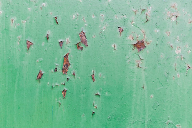 Pared verde rojo oxidado y rayado