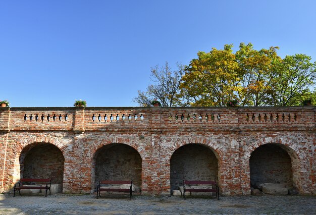 Las paredes del castillo con un fondo de cielo azul y nubes.