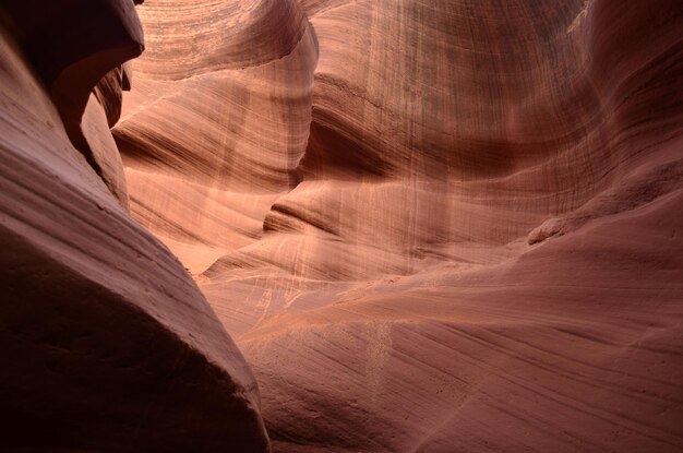 Las paredes de piedra arenisca de roca roja de Antelope Canyon en Arizona.