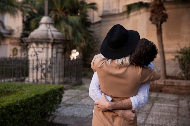 Foto gratuita pareja abrazada al aire libre