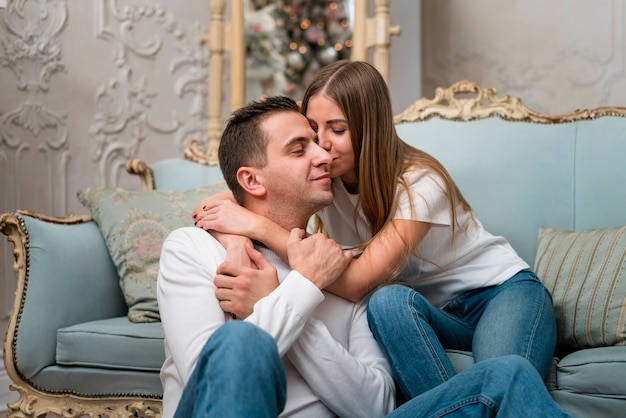 Foto gratuita pareja abrazada besándose en el sofá