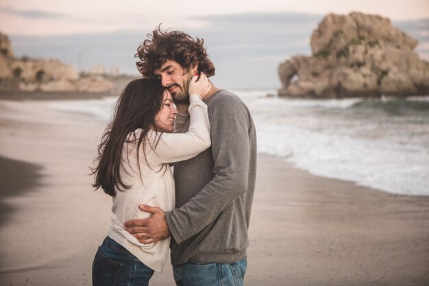 Pareja abrazada con las cabezas juntas