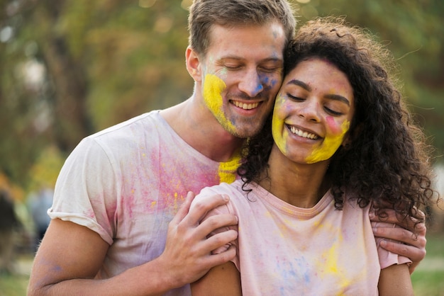 Pareja abrazada para el festival holi