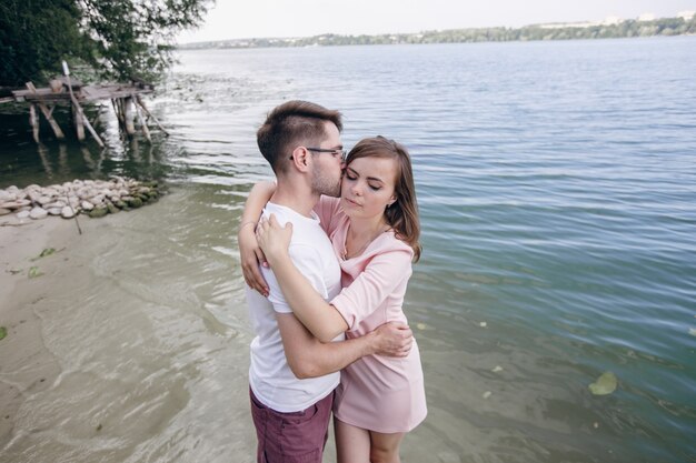 Pareja abrazada en el mar