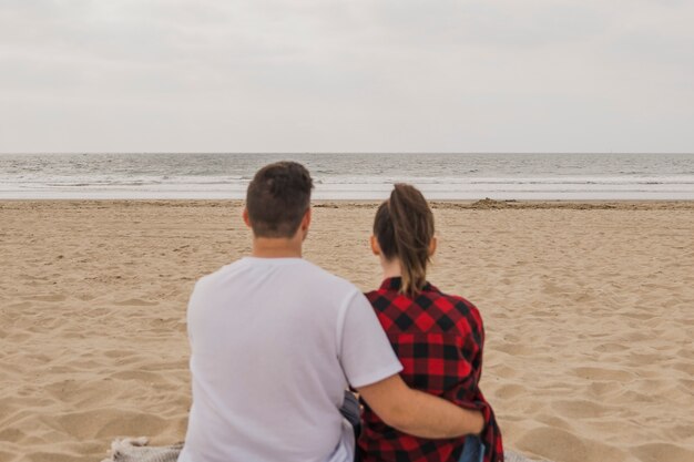 Pareja abrazada en la playa