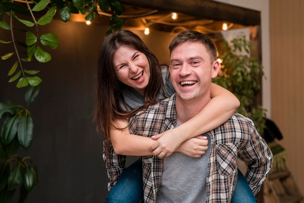 Pareja abrazada posando felizmente