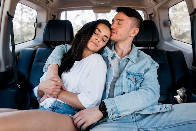 Pareja abrazados en coche