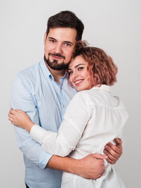 Pareja abrazados por San Valentín