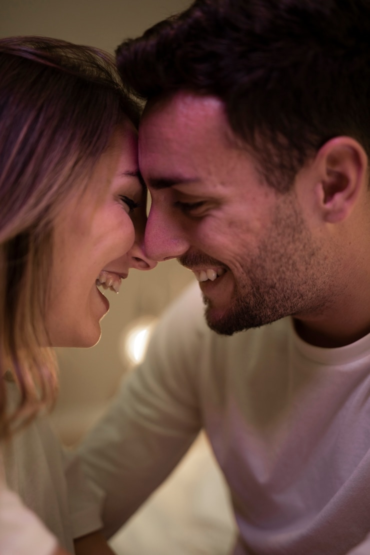 Foto gratuito pareja abrazándose y abrazándose