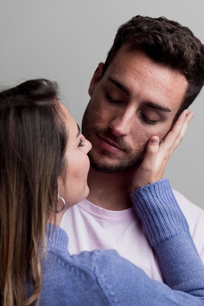 Pareja abrazándose y abrazándose