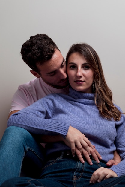 Foto gratuita pareja abrazándose y abrazándose