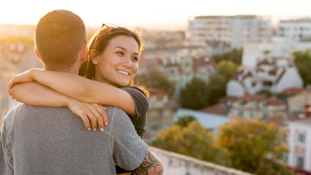 Pareja abrazándose al aire libre con espacio de copia