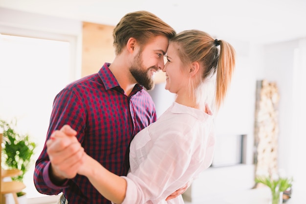 Pareja abrazándose y bailando