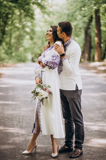 pareja abrazándose en el bosque