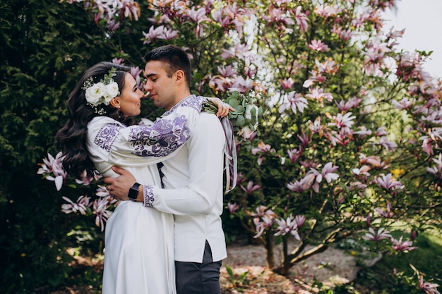 Foto gratuita pareja abrazándose en el bosque