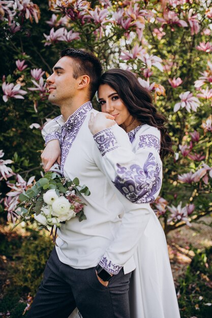 pareja abrazándose en el bosque