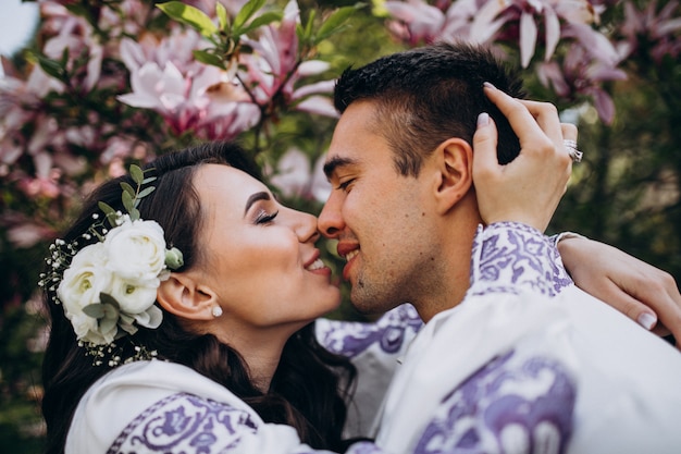 pareja abrazándose en el bosque