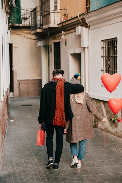 Pareja abrazándose en la calle