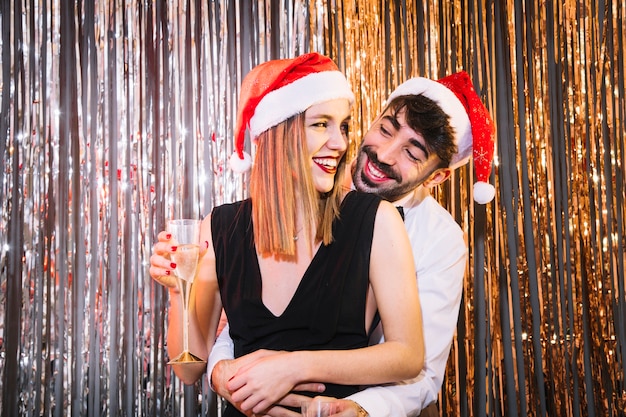 Pareja abrazándose en celebrando año nuevo