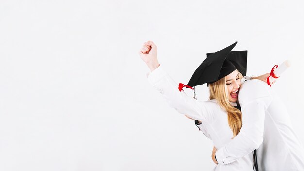 Pareja abrazándose celebrando la graduación