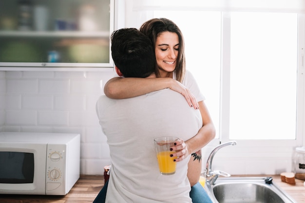 Pareja abrazándose en la cocina