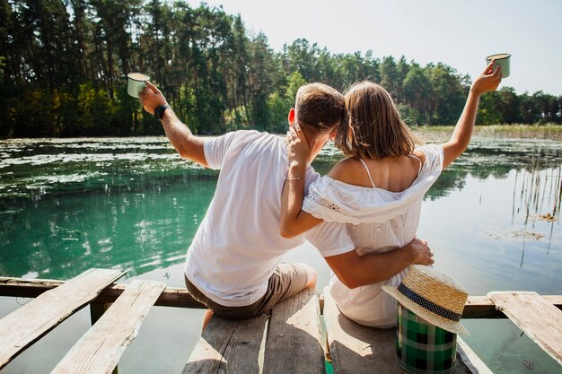 Pareja abrazándose por detrás del tiro