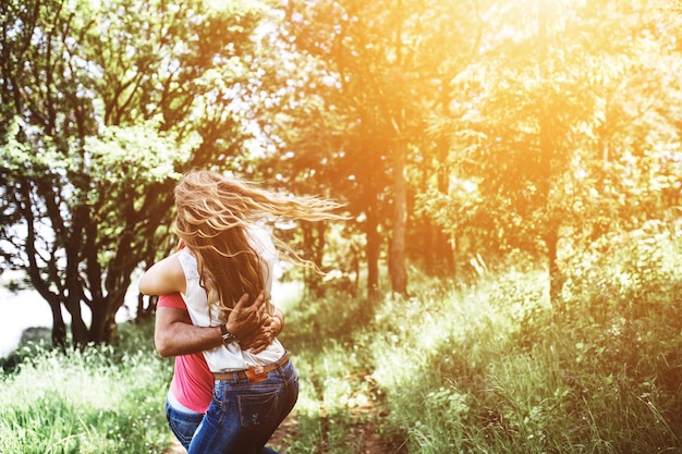 Pareja abrazándose en un día soleado