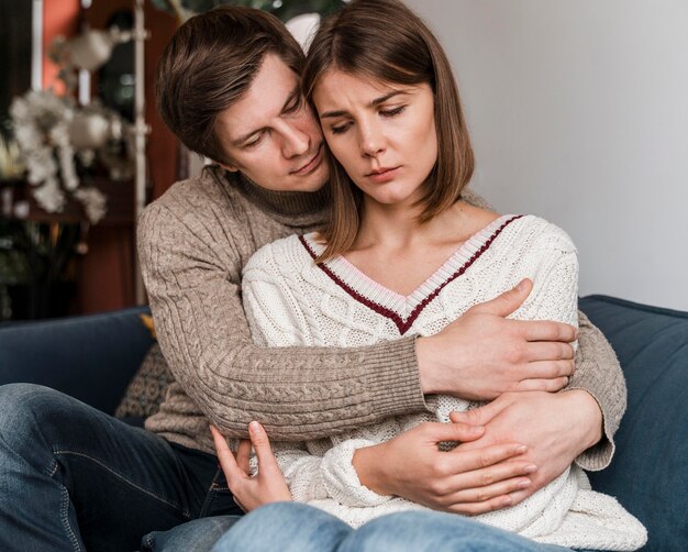 Pareja abrazándose con los ojos cerrados