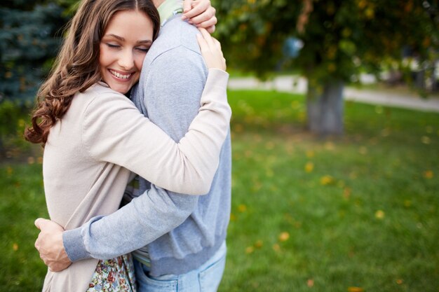 Pareja abrazándose en el parque